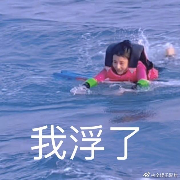 30岁金晨首次上电视主持，穿时尚裙脱颖而出，太给爸妈长脸