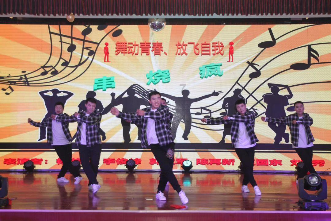 向上跳的香蕉